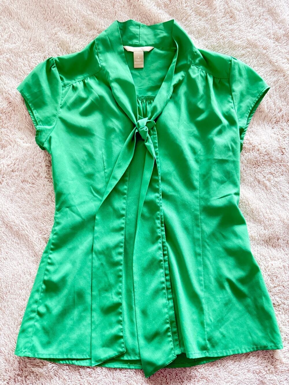 Banana Republic Emerald Green Satin Tie Neck Blouse Size 0 Cap Sleeve Career Top
